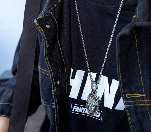 Stilinga vyriška grandinėlė su pakabuku ir dekoratyviniais akmenimis