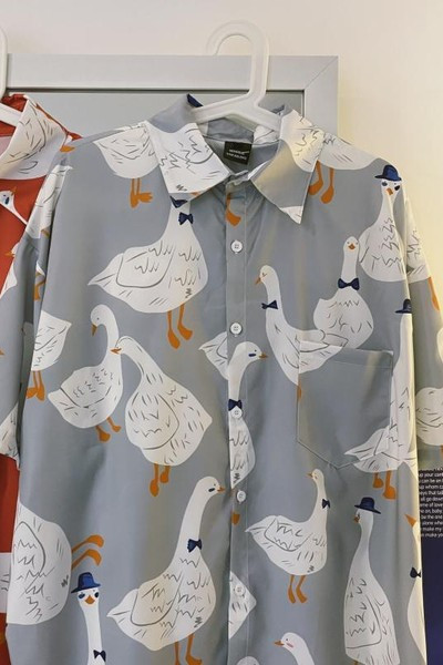 Cămașă pentru bărbați cu aplicație și guler și nasturi clasici