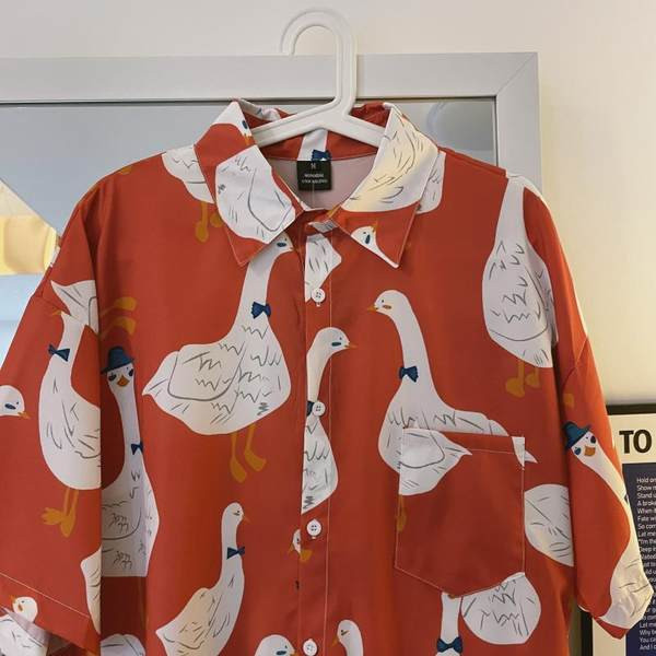 Cămașă pentru bărbați cu aplicație și guler și nasturi clasici