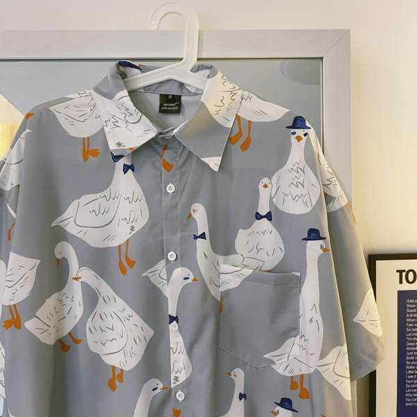 Cămașă pentru bărbați cu aplicație și guler și nasturi clasici