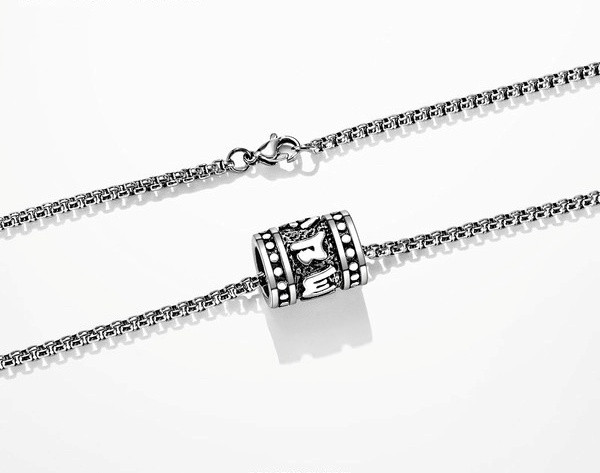 Lanț metalic bărbătesc cu pandantiv