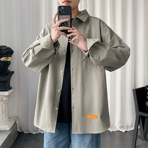 Cămașă bărbătească model larg cu nasturi și mâneci lungi