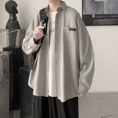 Ανδρικό πουκάμισο φαρδύ μοντέλο με τσέπη και έμβλημα