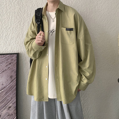 Ανδρικό πουκάμισο φαρδύ μοντέλο με τσέπη και έμβλημα