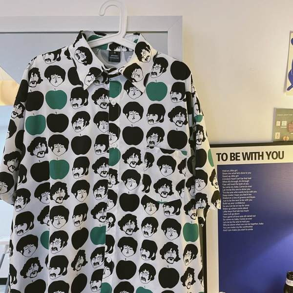 Cămașă bărbătească model retro cu guler clasic și mâneci scurte