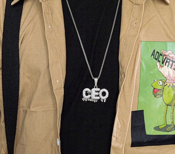 Κομψή ανδρική αλυσίδα με μενταγιόν και επιγραφή με διακοσμητικές πέτρες