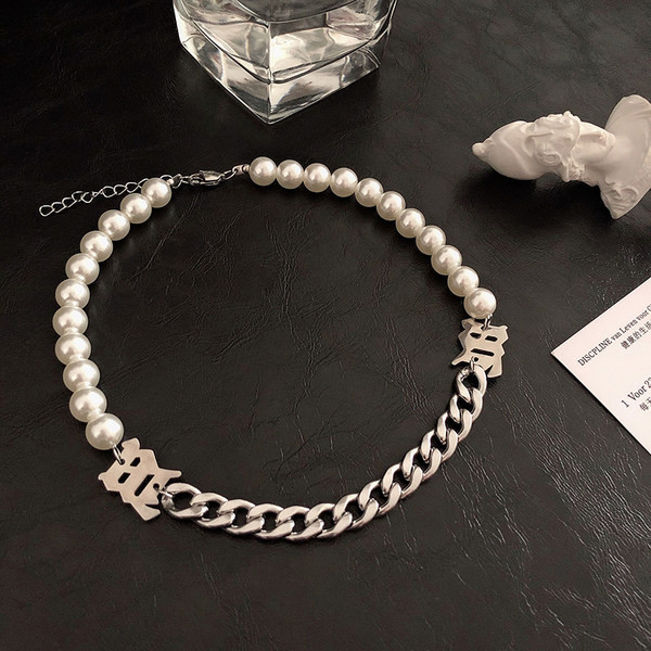 Κομψή ανδρική κοντή αλυσίδα με διακοσμητικ