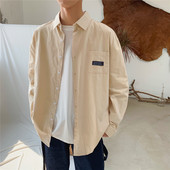 Tasku ja nööpidega tavaline meeste särgi mudel