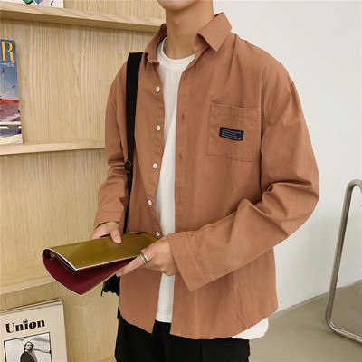 Tasku ja nööpidega tavaline meeste särgi mudel