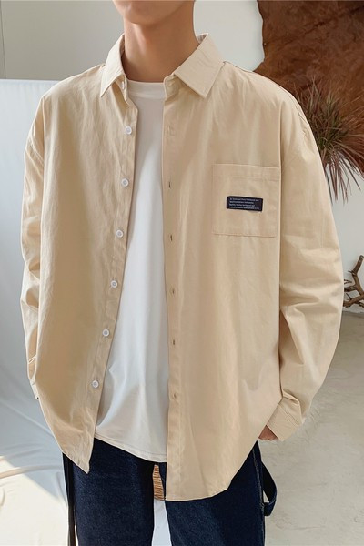 Tasku ja nööpidega tavaline meeste särgi mudel