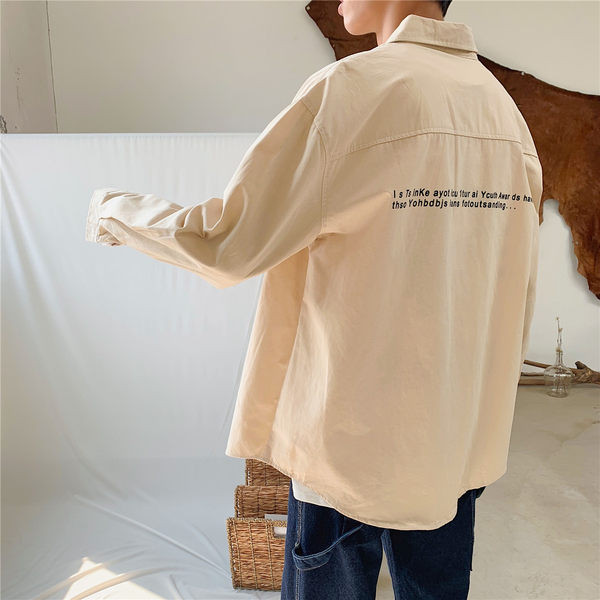 Tasku ja nööpidega tavaline meeste särgi mudel