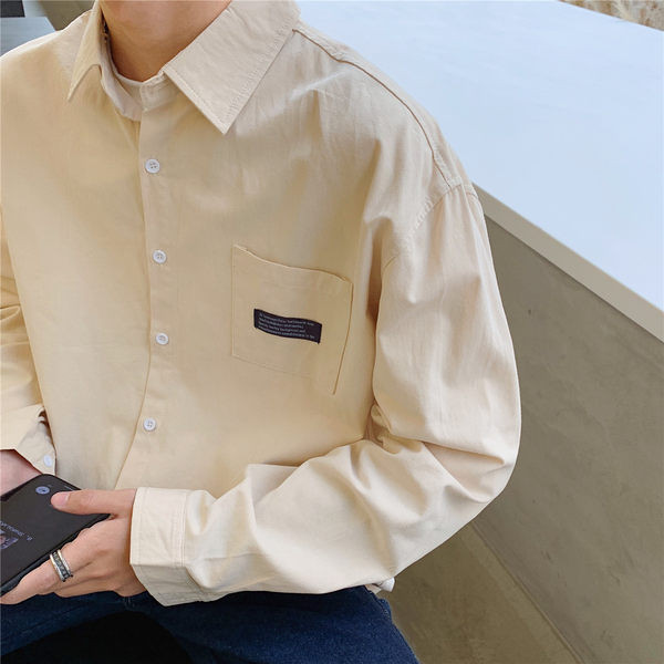 Tasku ja nööpidega tavaline meeste särgi mudel