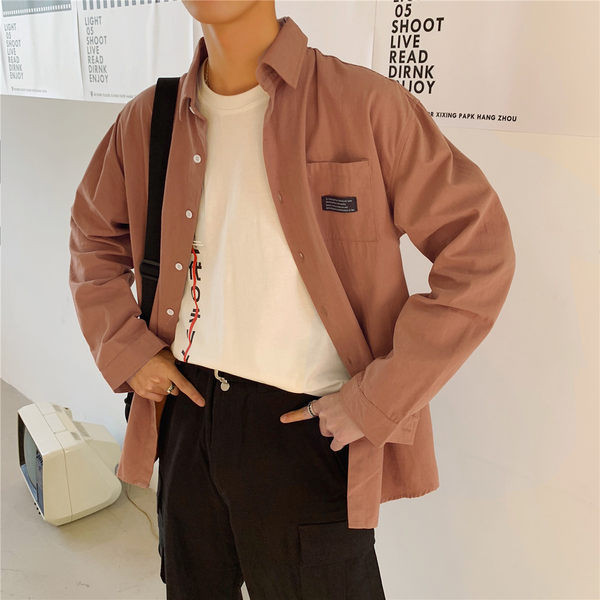 Tasku ja nööpidega tavaline meeste särgi mudel