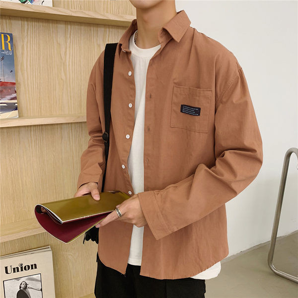 Tasku ja nööpidega tavaline meeste särgi mudel