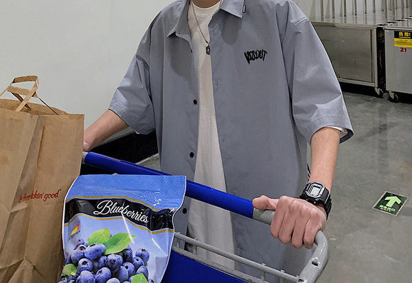 Cămașă largă pentru bărbați cu aplicație în trei culori