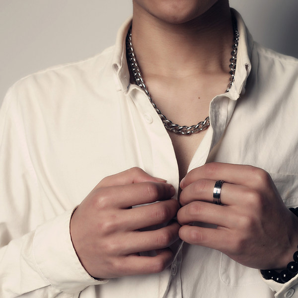 Ανδρικό απλό μοντέλο μικρής αλυσίδας