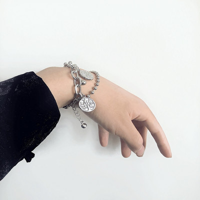 Moderna vīriešu rokassprādze ar piekariņiem