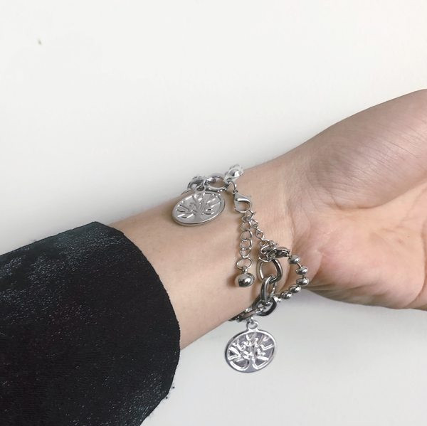 Moderna vīriešu rokassprādze ar piekariņiem