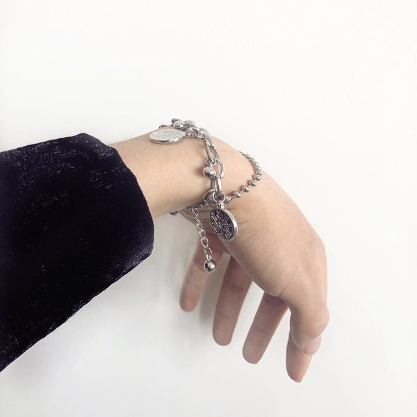 Moderna vīriešu rokassprādze ar piekariņiem