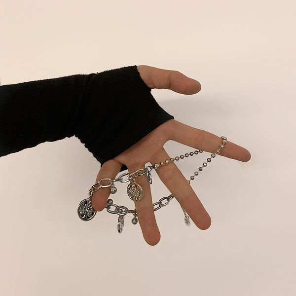 Moderna vīriešu rokassprādze ar piekariņiem