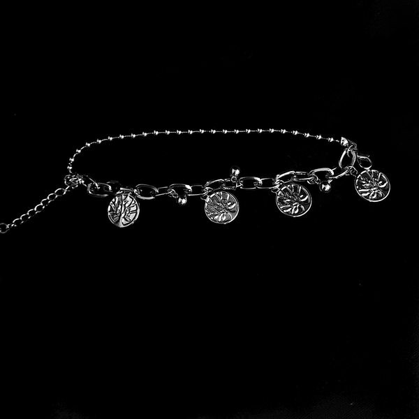 Moderna vīriešu rokassprādze ar piekariņiem