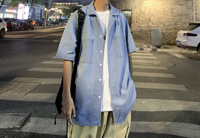 Taskute ja lühikeste varrukatega meeste särk