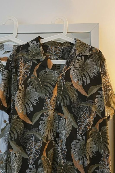 Cămașă pentru bărbați cu model floral și mâneci scurte