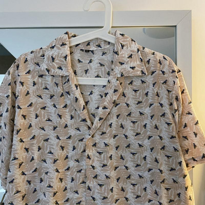 Vīriešu krekls ar ziedu rakstu un klasisku apkakli