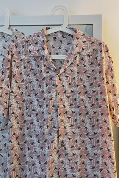 Vīriešu krekls ar ziedu rakstu un klasisku apkakli