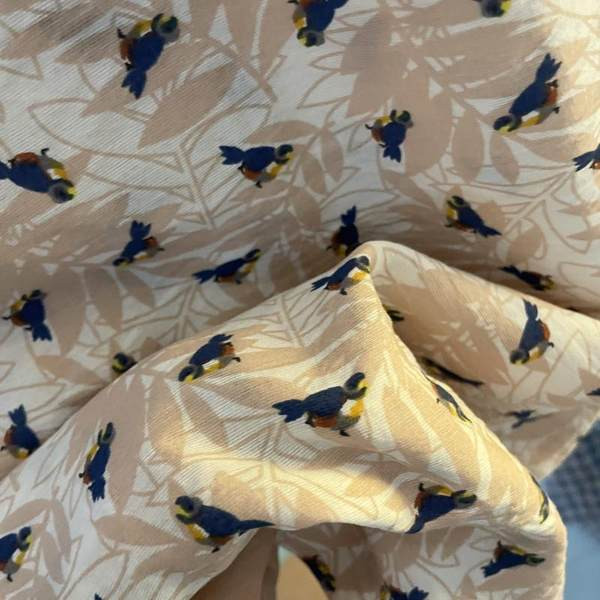 Vīriešu krekls ar ziedu rakstu un klasisku apkakli