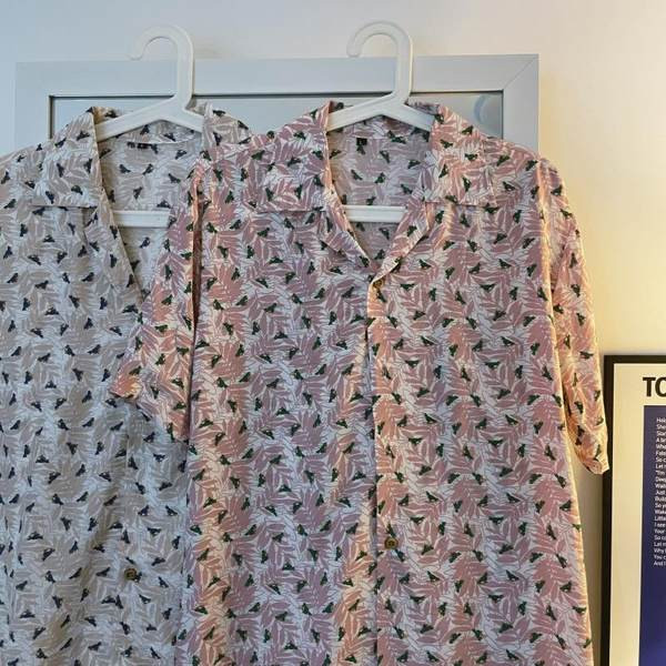 Vīriešu krekls ar ziedu rakstu un klasisku apkakli