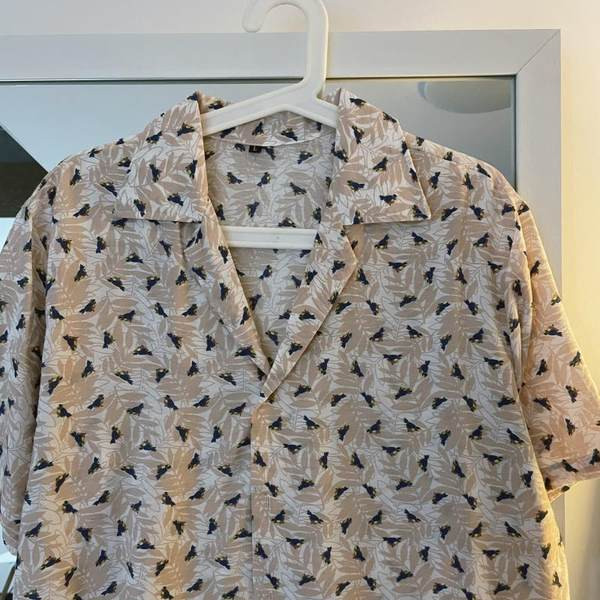 Vīriešu krekls ar ziedu rakstu un klasisku apkakli