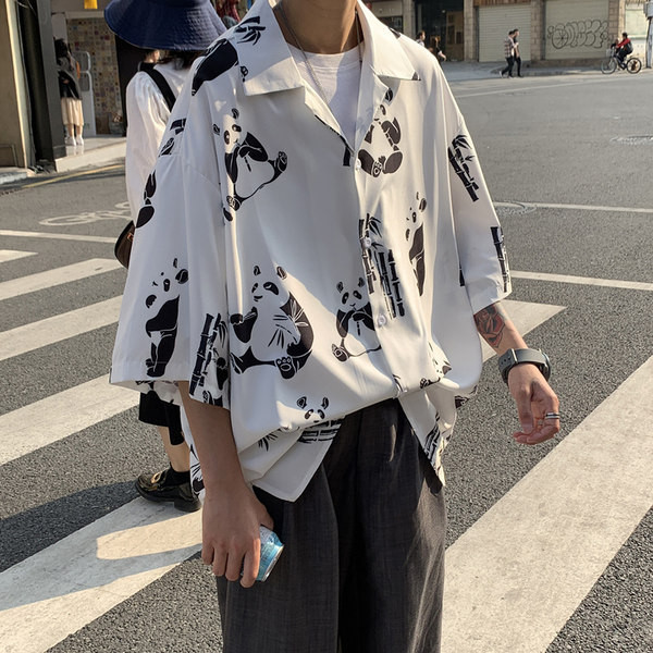 Klassikalise krae ja aplikatsiooniga meeste lai särk