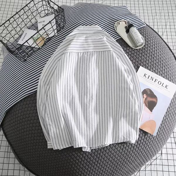 Cămașă bărbătească în dungi, cu mâneci lungi și guler scăzut