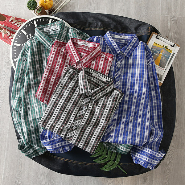 Cămașă bărbătească în carouri cu guler clasic