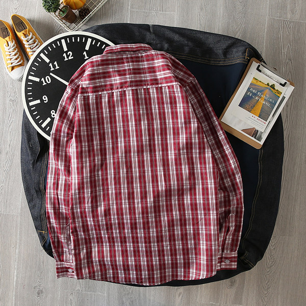 Cămașă bărbătească în carouri cu guler clasic