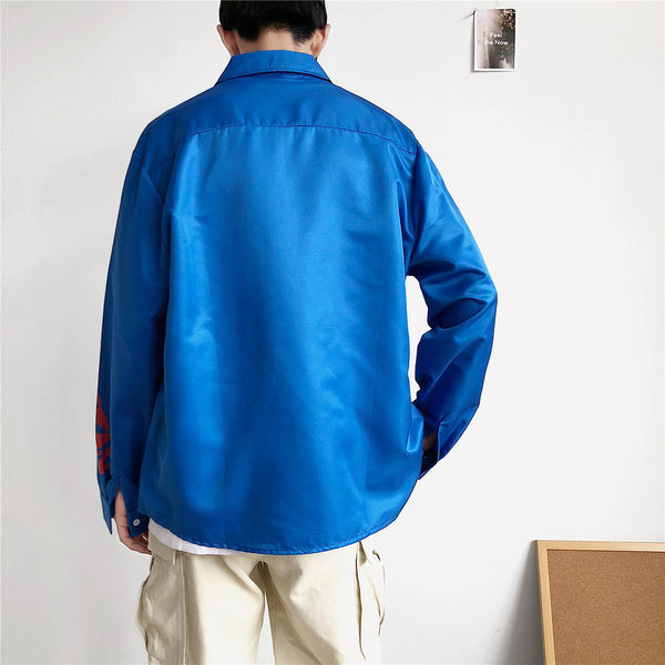 Cămașă casual bărbătească cu aplicații și guler în formă de O