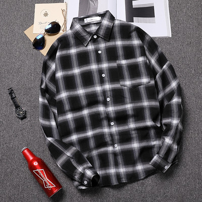 Cămașă bărbătească în carouri cu guler și nasturi clasici