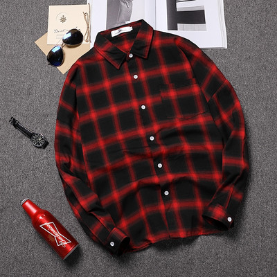 Cămașă bărbătească în carouri cu guler și nasturi clasici