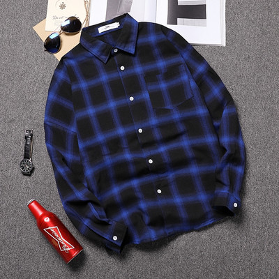 Cămașă bărbătească în carouri cu guler și nasturi clasici