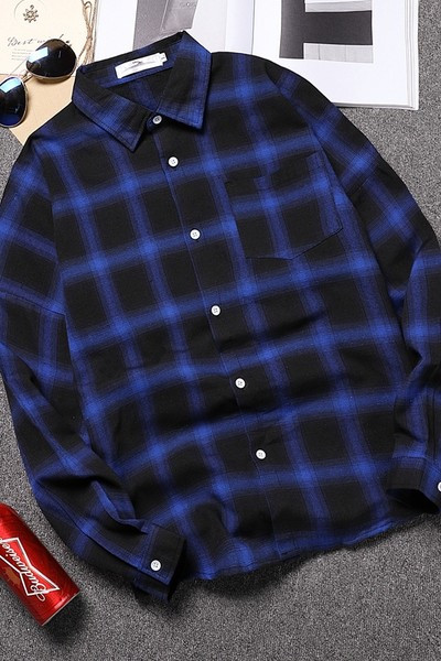 Cămașă bărbătească în carouri cu guler și nasturi clasici