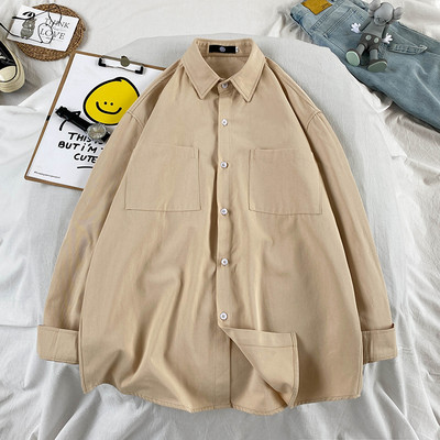 Cămașă de bărbați de culoare uni cu buzunare și nasturi