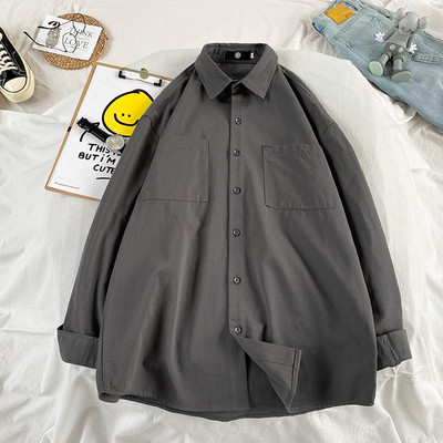 Cămașă de bărbați de culoare uni cu buzunare și nasturi