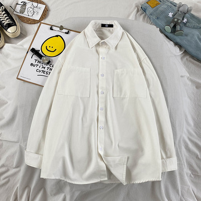 Cămașă de bărbați de culoare uni cu buzunare și nasturi