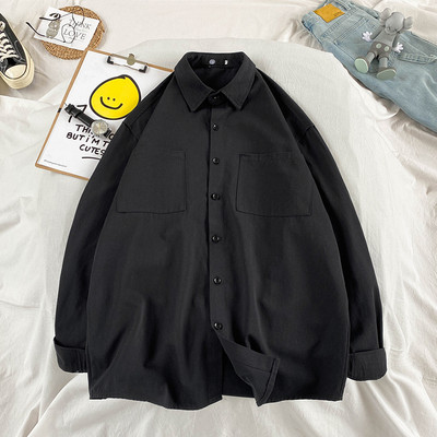 Cămașă de bărbați de culoare uni cu buzunare și nasturi