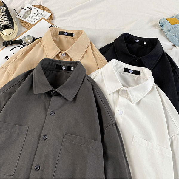 Cămașă de bărbați de culoare uni cu buzunare și nasturi