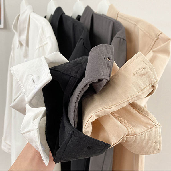 Cămașă de bărbați de culoare uni cu buzunare și nasturi