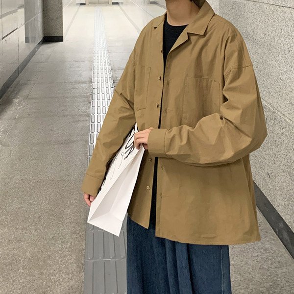 Cămașă de primăvară într-o singură culoare cu nasturi