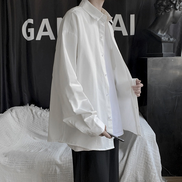 Cămașă lată într-o singură culoare pentru bărbați cu nasturi