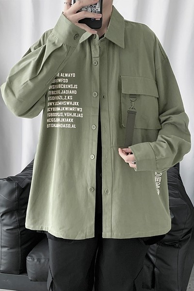 Cămașă de primăvară-vară cu inscripție și element metalic pe buzunar